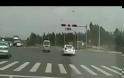 Πράσινο φανάρι ανάβει μόνο ένα… δευτερόλεπτο! [video]