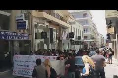 Πάτρα: Νέα διαμαρτυρία κατά των πλειστηριασμών - Ισχυρή η δύναμη της ΕΛ.ΑΣ στο κέντρο της πόλης