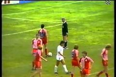 Τα ποδοσφαιρικά ''όργια'' των Λάουντρουπ και Έλκιερ εναντίον της Ουρουγουάης - Μουντιάλ 1986 [ video ]