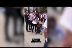 Μαλλιά-κουβάρια: Αυτή η γυναίκα έμαθε οτι ο άντρας της την απατά - Μόλις είδε μπροστά της τη φιλενάδα του, την άρπαξε από τα μαλλιά μπροστά στον κόσμο και... [video]