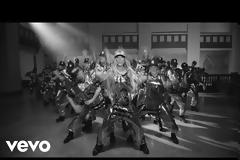 H Jennifer Lopez κάνει μπάρμπεκιου φορώντας... ζαρτιέρες!