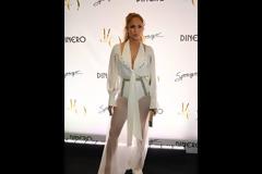 Η Jennifer Lopez σε μία σχεδόν ημίγυμνη εμφάνιση!