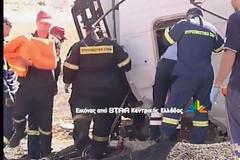 Ανατράπηκε νταλίκα στη Θηβών Χαλκίδας - Εγκλωβίστηκε στην καμπίνα ο οδηγός [video]
