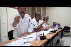 Δήμαρχος επιτέθηκε σε δημοσιογράφο χτυπώντας την κάμερα την ώρα του δημοτικού συμβουλίου (ΒΙΝΤΕΟ)