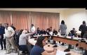 Δήμαρχος επιτέθηκε σε δημοσιογράφο χτυπώντας την κάμερα την ώρα του δημοτικού συμβουλίου (ΒΙΝΤΕΟ)