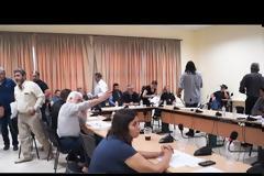 Δήμαρχος επιτέθηκε σε δημοσιογράφο χτυπώντας την κάμερα την ώρα του δημοτικού συμβουλίου (ΒΙΝΤΕΟ)