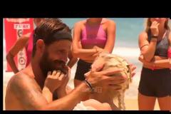 Survivor: Συγκινημένη η Λάουρα Νάργες έπεσε στην αγκαλιά του Μιχάλη Μουρούτσου! [video]