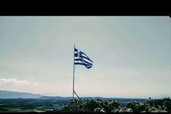 Μια γιγάντια γαλανόλευκη κυματίζει στο Λεσίνι! (ΔΕΙΤΕ VIDEO +ΦΩΤΟ)