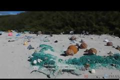 Αυτό το μικρό, απόμερο νησί θεωρείται το πιο μολυσμένο από πλαστικά μέρος στη γη [video]
