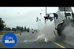 Σύγκρουση - ΣΟΚ σε Εθνική Οδό - Η Εκτίναξη του οδηγού από τη θέση τους θα σας τρομάξει [photos+video]