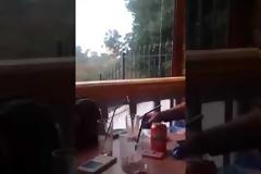 Βίντεο που κόβει την ανάσα - Κεραυνός πέφτει δίπλα τους σαν βόμβα