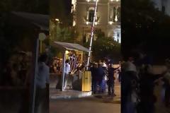 Συλλαλητήριο: Επεισόδια στη Βουλή - Εισέβαλαν στο προαύλιο και προκάλεσαν φθορές σε βουλευτικά αυτοκίνητα [Βίντεο]