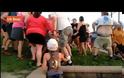 Άγριο ξύλο μεταξύ γονιών σε παιδικό αγώνα σόφτμπολ [video]