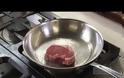 Πώς να τηγανίσετε μια μπριζόλα απευθείας από την κατάψυξη [vid]