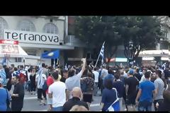 Θεσσαλονίκη: Με κρεμάλες η πορεία για τη Μακεδονία: «Στα όπλα, στα όπλα να πάρουμε τα Σκόπια» [pics, vids]