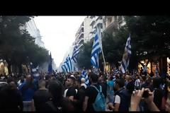 Θεσσαλονίκη: Με κρεμάλες η πορεία για τη Μακεδονία: «Στα όπλα, στα όπλα να πάρουμε τα Σκόπια» [pics, vids]