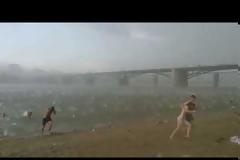 Μπάνιο στη Σιβηρία; Τι γίνεται όταν την ώρα που κολυμπάς, ανοίγουν οι ουρανοί και βρέχει κοτρόνες [video]
