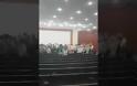 Πολίτες εισέβαλαν στην ΔΕΘ και ψάλουν Μακεδονία ξακουστή