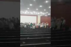 Πολίτες εισέβαλαν στην ΔΕΘ και ψάλουν Μακεδονία ξακουστή