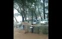 Αυτοκίνητο παρασύρθηκε από χείμαρρο και κατέληξε στη θάλασσα (ΒΙΝΤΕΟ)