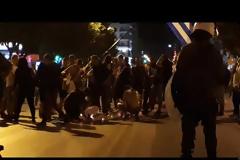 Διαδήλωση για τη Μακεδονία στη Θεσσαλονίκη - Έκαψαν πανό αντιεξουσιαστών στο άγαλμα Βενιζέλου - Αλλοδαπός επιτέθηκε με μαχαίρι σε διαδηλωτές (BINTEO)
