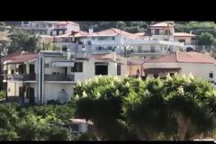 Επίδαυρος: Ρίχνει με την καραμπίνα από το μπαλκόνι (ΒΙΝΤΕΟ)