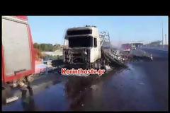 Στη φωτιά παραδόθηκε νταλίκα στην Κορίνθου-Πατρών [βίντεο]