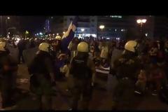 Σε συλλήψεις μετατράπηκαν οι προσαγωγές για τα επεισόδια στη συγκέντρωση για τη Μακεδονία [Εικόνες-Βίντεο]