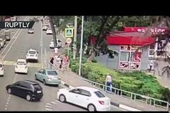 ΣΟΚΑΡΙΣΤΙΚΟ τροχαίο: Αυτοκίνητο παρέσυρε πεζούς - Ένας νεκρός, τρεις τραυματίες – Βιντεο-ντοκουμέντο!