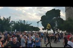 Επεισόδια στη Θεσσαλονίκη! Συγκρούσεις διαδηλωτών με αντιεξουσιαστές μετά την πορεία για τη Μακεδονία