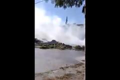 Απίστευτο: Φορτηγό με φλεγόμενα δέματα χορτάρι πέρασε μέσα από χωριό των Τρικάλων [video]