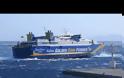 Μάγκας καπετάνιος δένει καράβι στο λιμάνι της Τήνου με ριπές ανέμου 9 μποφόρ [video]