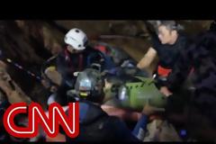 Ταϊλάνδη: Η συγκλονιστική στιγμή που βγάζουν ναρκωμένα τα παιδιά από το σπήλαιο [photo+video]