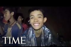 Ταϊλάνδη: Η συγκλονιστική στιγμή που βγάζουν ναρκωμένα τα παιδιά από το σπήλαιο [photo+video]