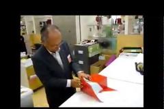 Εντυπωσιακό: Δείτε τον τρόπο με τον οποίο τυλίγουν τα δώρα στην Ιαπωνία! [video]