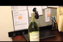 Πέντε τρόποι να ανοίξεις το κρασί χωρίς ανοιχτήρι [video]