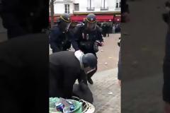 Έλληνας είναι ο διαδηλωτής που ξυλοκόπησε ο συνεργάτης του Μακρόν (ΒΙΝΤΕΟ)