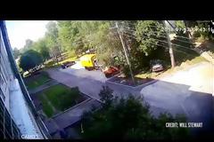 Η απίθανη στιγμή που δύο εργάτες πιάνουν ένα 3χρονο που έπεσε από τον 4ο όροφο [video]