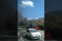 Kρήτη: Αυτοκίνητο πήρε φωτιά εν κινήσει - Από θαύμα σώθηκε ο οδηγός (BINTEO)