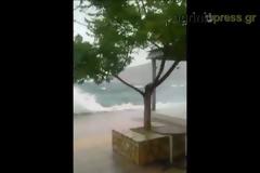 Θεομηνία στον Μύτικα- η θάλασσα βγήκε στη στεριά, πλημμύρισαν μαγαζιά (video)