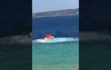 Χαλκιδική: Η στιγμή που ακυβέρνητο σκάφος προκαλεί πανικό σε παραλία