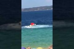 Χαλκιδική: Η στιγμή που ακυβέρνητο σκάφος προκαλεί πανικό σε παραλία