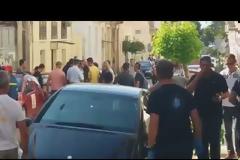 Πάτρα: Παραδόθηκε μετά από τρεις ώρες ο αλλοδαπός που απειλούσε να αυτοπυρποληθεί στο κέντρο της πόλης - Τί ζητούσε