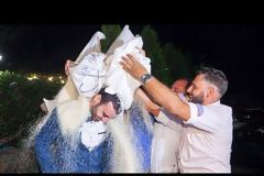 «Έλουσαν» τον γαμπρό με 200 κιλά ρύζι στην Κρήτη
