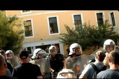 Άγριες αποδοκιμασίες από Χρυσαυγίτες στους αλλοδαπούς εγκληματίες του Φιλοπάππου: Τους φυγάδευσαν τα ΜΑΤ - Βίντεο
