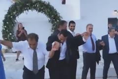 ΤΩΡΑ - Τανιμανίδης – Μπόμπα: Οι πρώτες εικόνες του γάμου - Ο γαμπρός χόρεψε ποντιακά ενώ περίμενε τη νύφη [video]