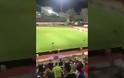 Η στιγμή που οπαδός του ΠΑΟΚ πετάει φωτοβολίδα σε φίλους του Πανιωνίου (ΒΙΝΤΕΟ)