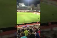 Η στιγμή που οπαδός του ΠΑΟΚ πετάει φωτοβολίδα σε φίλους του Πανιωνίου (ΒΙΝΤΕΟ)