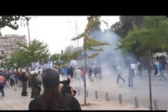 Επεισόδια και ξύλο στη ΔΕΘ ανάμεσα σε διαδηλωτές και ΜΑΤ (LIVE ΕΙΚΟΝΑ)