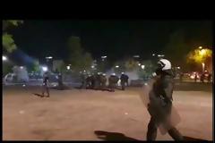 Επεισόδια στη Θεσσαλονίκη: Αναζητούνται για να συλληφθούν τρεις αστυνομικοί των ΜΑΤ και ο διοικητής τους μετά από μήνυση δημοσιογράφου - «Με έπιασαν από το λαιμό...» (ΒΙΝΤΕΟ)